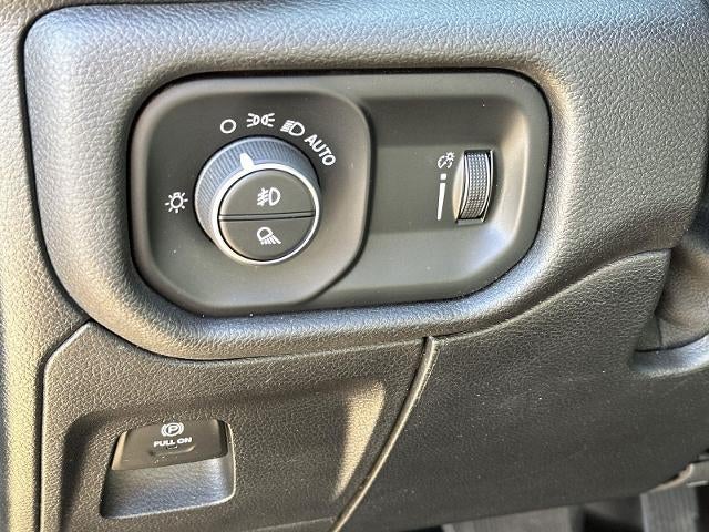 2020 RAM 1500 Big Horn Crew Cab 4x4 5'7" Box