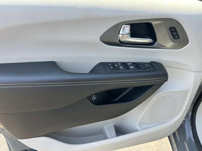 2022 Chrysler Pacifica Hybrid Touring L